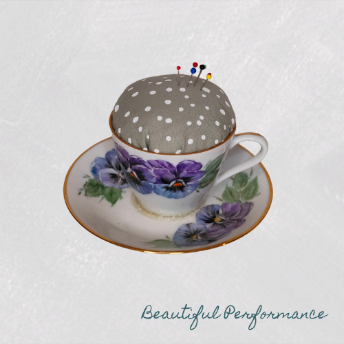 Nuppineulatyyny kupissa