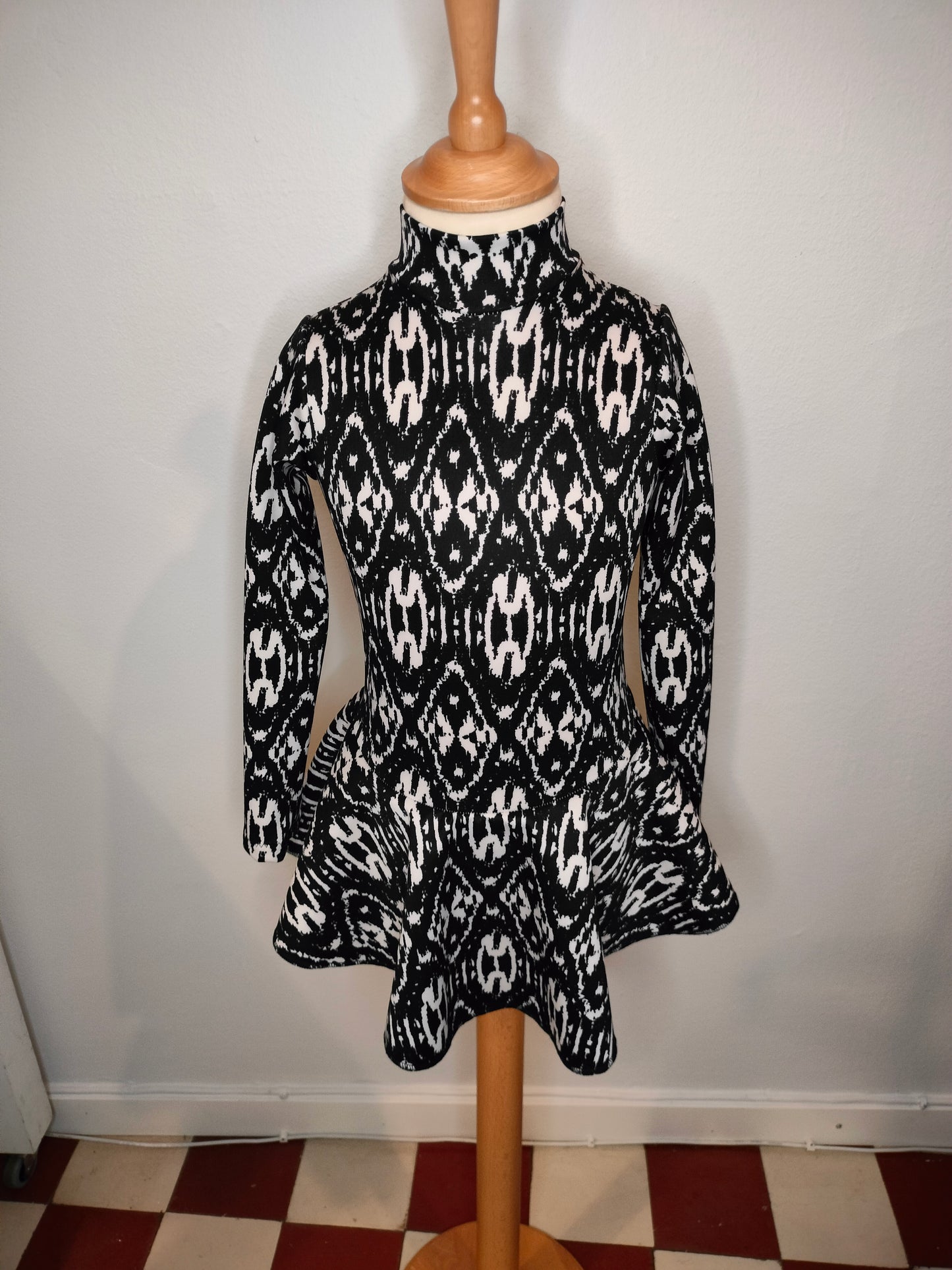 Mustavalkoinen harkkapuku