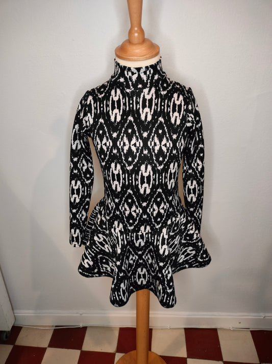 Mustavalkoinen harkkapuku