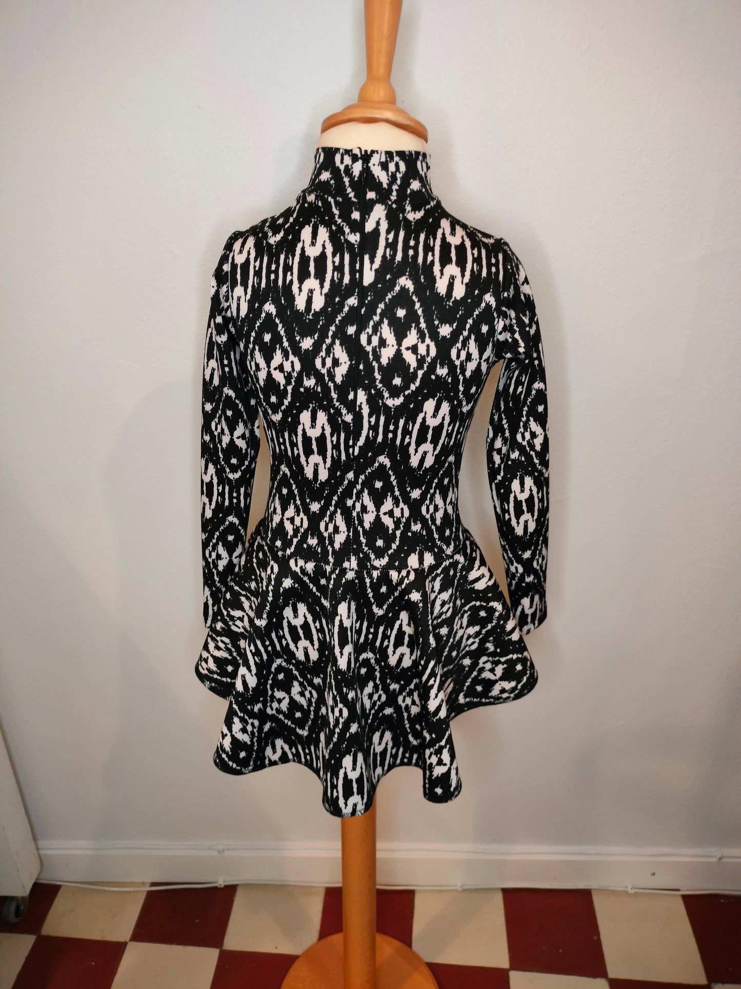 Mustavalkoinen harkkapuku