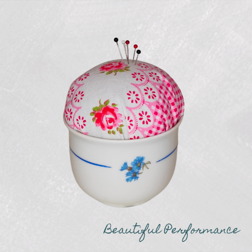 Nuppineulatyyny kupissa