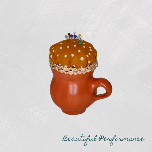 Nuppineulatyyny kupissa