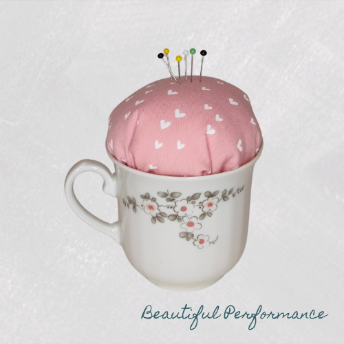 Nuppineulatyyny kupissa